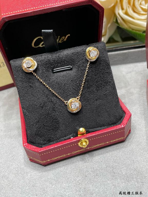 V gold material Split color plating Cartier three rings round diamond necklace, another classic, perfect interpretation of symmetrical aesthetics Elegant and generous. Wear comfort is high It is not easy to hook to the i