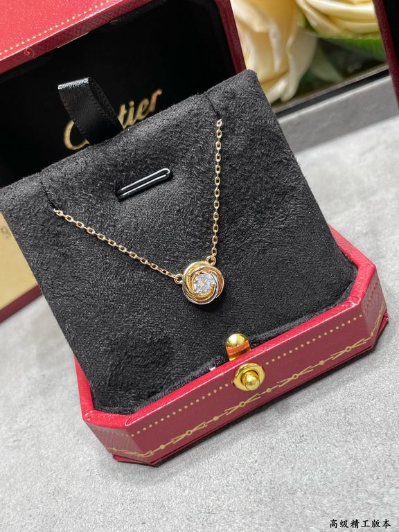 V gold material Split color plating Cartier three rings round diamond necklace, another classic, perfect interpretation of symmetrical aesthetics Elegant and generous. Wear comfort is high It is not easy to hook to the i