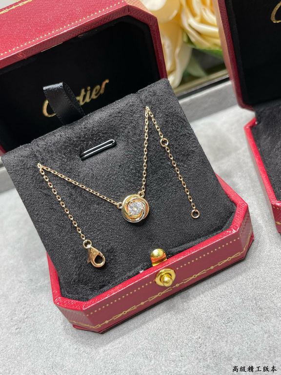 V gold material Split color plating Cartier three rings round diamond necklace, another classic, perfect interpretation of symmetrical aesthetics Elegant and generous. Wear comfort is high It is not easy to hook to the i