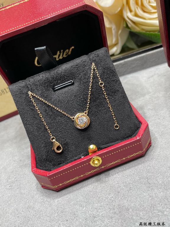 V gold material Split color plating Cartier three rings round diamond necklace, another classic, perfect interpretation of symmetrical aesthetics Elegant and generous. Wear comfort is high It is not easy to hook to the i