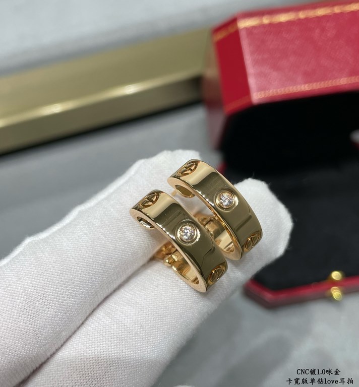 V gold Cartier Cartier CNC wide version of the single diamond LOVE ear shoot, the classic 【Grade】   Classic Cartier love series The most classic models need not be introduced Germany imported high-end Three colors can be