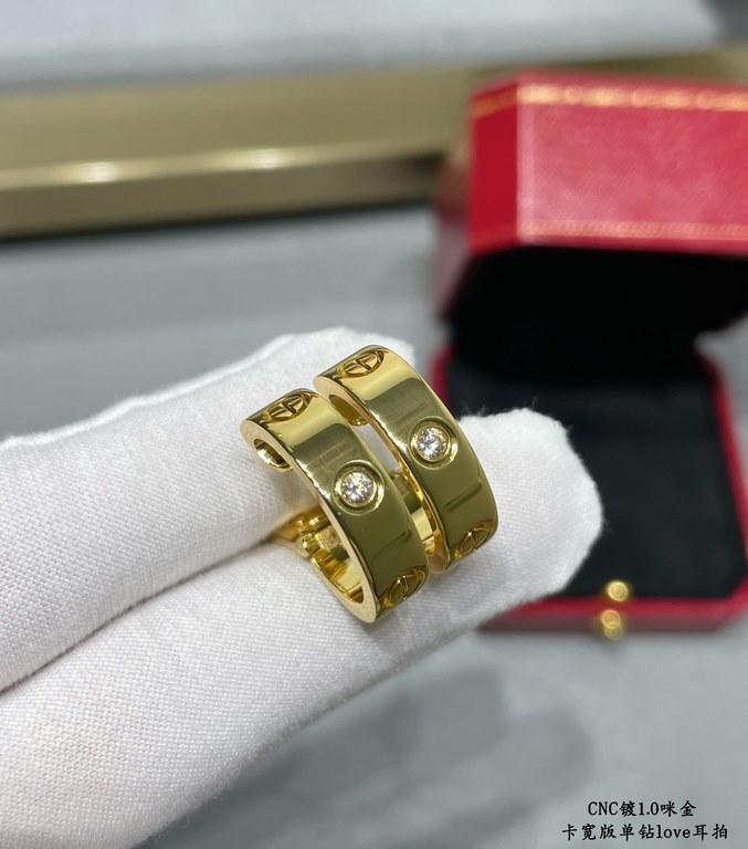 V gold Cartier Cartier CNC wide version of the single diamond LOVE ear shoot, the classic 【Grade】   Classic Cartier love series The most classic models need not be introduced Germany imported high-end Three colors can be