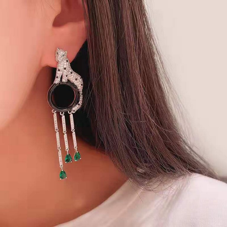 sold crazy star hot push models     Cartier Cartier Series Jewelry sexy three-dimensional SOLEIL fashion full of diamonds spotted leopard circle tassel emerald earrings earrings shipment    star with the same paragraph, 