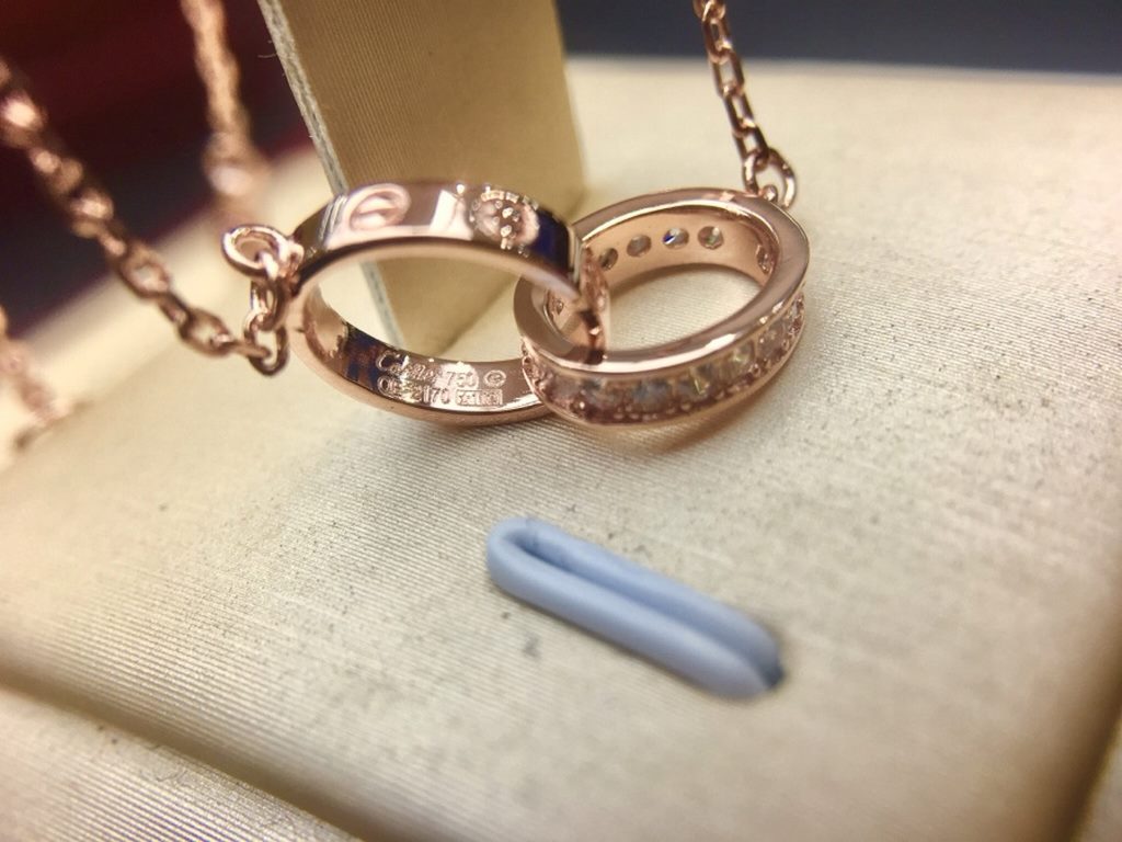 Cartier Cartier double ring necklace, top build high-end customization, the counter original version of the same, sub gold micro-set full of diamonds necklace, the master of the superb inlay work, the original logo origi