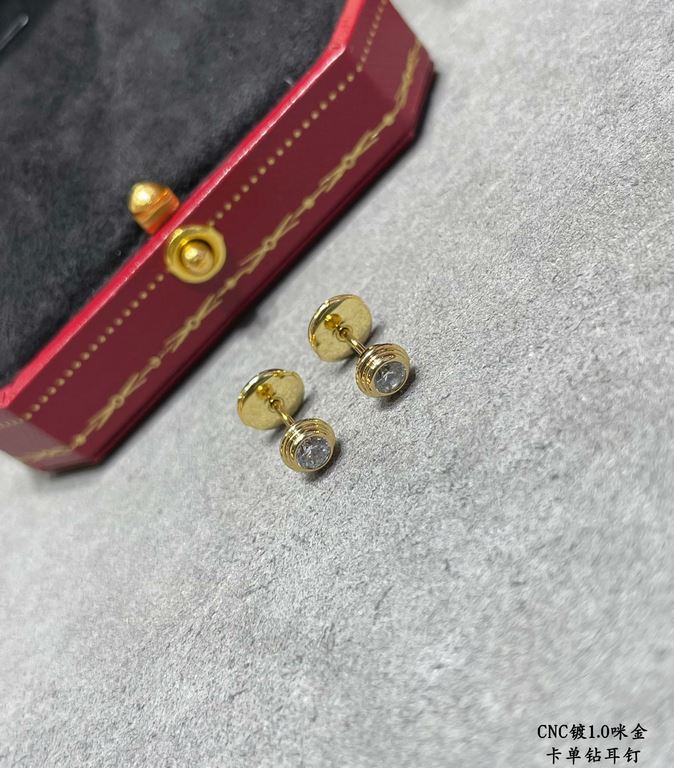 V gold plated 1.0 micro gold Cartier solitaire earrings with original flying saucer earplugs, classic production Small jewelry can bring out the atmosphere and fresh temperament Not the market ordinary version