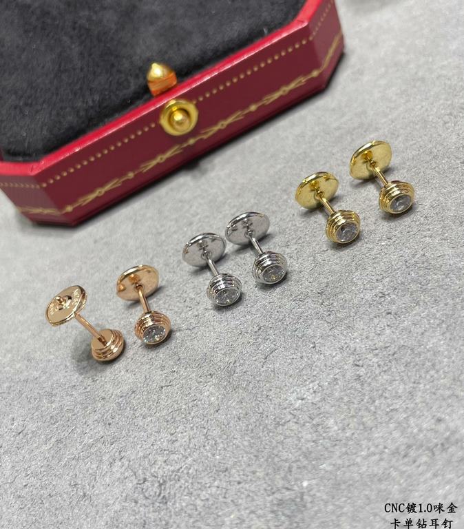 V gold plated 1.0 micro gold Cartier solitaire earrings with original flying saucer earplugs, classic production Small jewelry can bring out the atmosphere and fresh temperament Not the market ordinary version