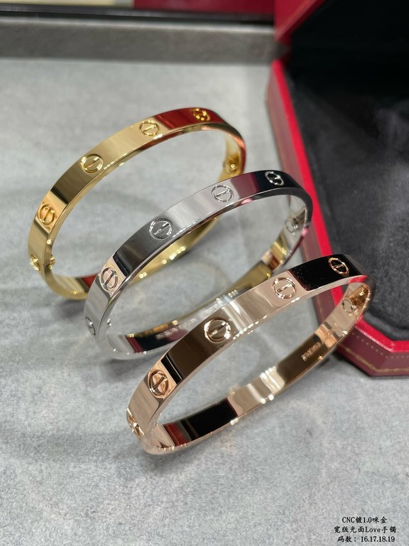 V gold plated 1.0 imitation gold CNC high definition Cartier wide glossy LOVE bracelet   High-grade craftsmanship Nail bit polished treatment Screwdriver opening design  90 degrees to screw the screws  Z out of the head 