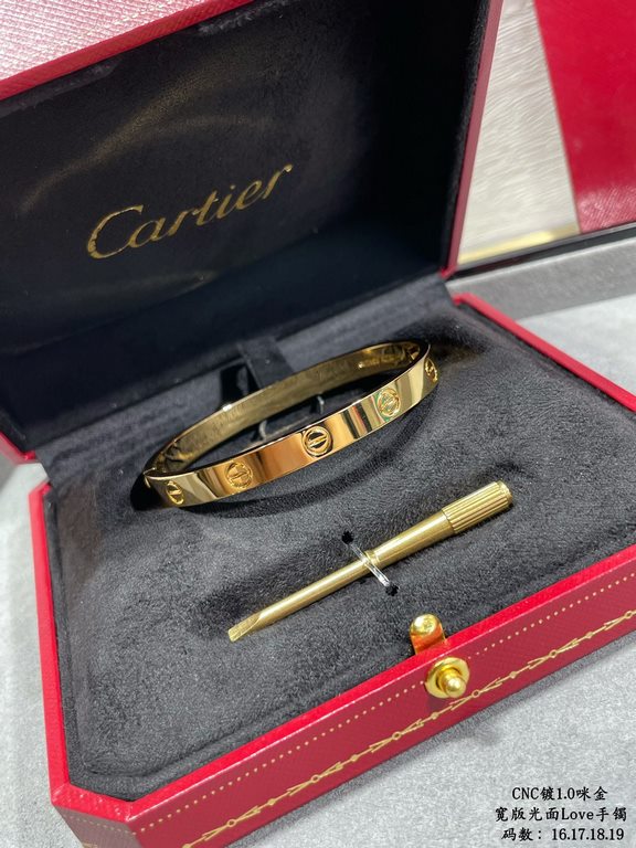 V gold plated 1.0 imitation gold CNC high definition Cartier wide glossy LOVE bracelet   High-grade craftsmanship Nail bit polished treatment Screwdriver opening design  90 degrees to screw the screws  Z out of the head 