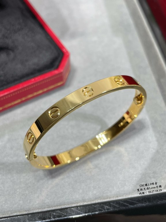 V gold plated 1.0 imitation gold CNC high definition Cartier wide glossy LOVE bracelet   High-grade craftsmanship Nail bit polished treatment Screwdriver opening design  90 degrees to screw the screws  Z out of the head 