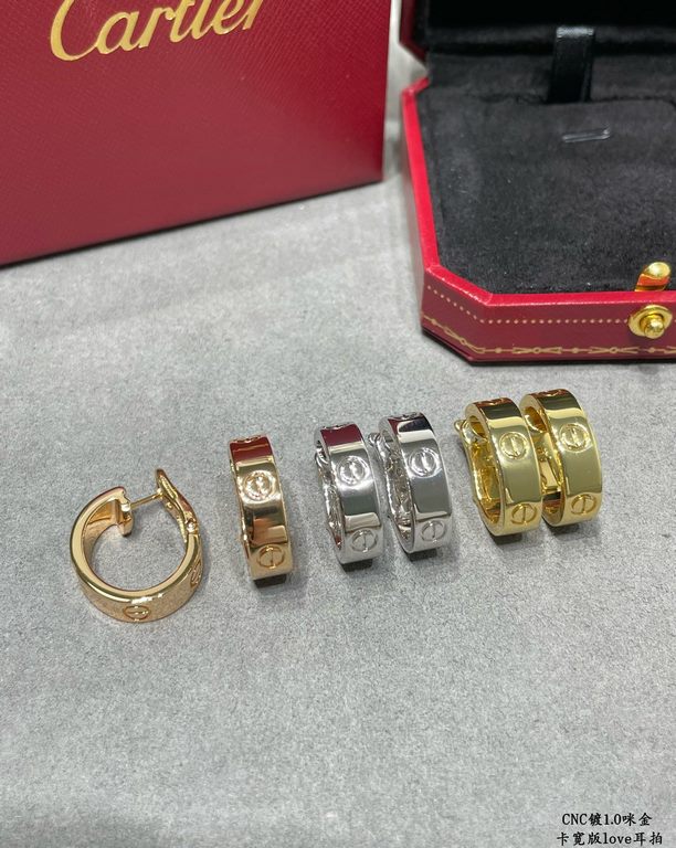 V gold Cartier Cartier CNC wide version of glossy LOVE ear shoot, the classic 【Grade】   Classic Cartier LOVE series The most classic models need not be introduced Germany imports of high-end Three colors can be selected