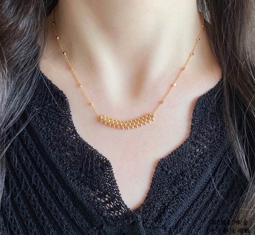 V gold plated 1.0 imitation gold Cartier CNC bullet necklace    The two sides of the small willow nails can be free to shake, very personalized one. Eternal classic Very hot in recent years High-end Micro-setting materia