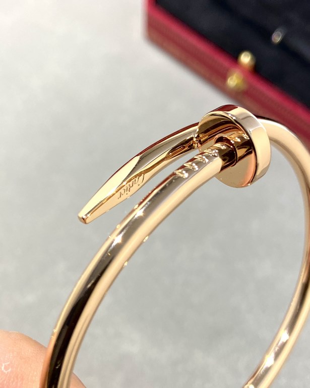 Cartier Juste un Clou studded braceletDiamond-free studs bracelet CNC version in rose gold colorThe Cartier Juste un Clou studded bracelet is a classic that needs no introduction Simple and charming in character.While ma