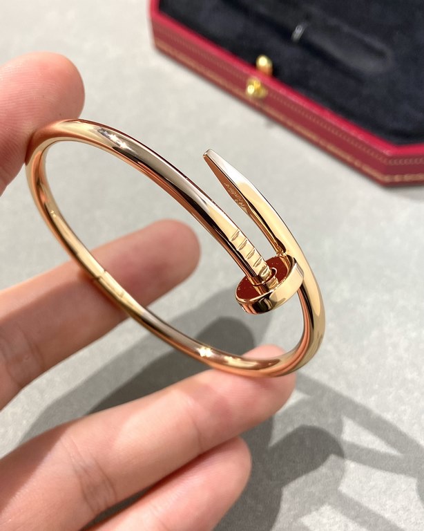 Cartier Juste un Clou studded braceletDiamond-free studs bracelet CNC version in rose gold colorThe Cartier Juste un Clou studded bracelet is a classic that needs no introduction Simple and charming in character.While ma