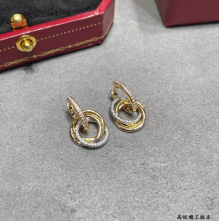 V gold material Cartier small three ring with diamond earrings, another classic, ring set Perfect interpretation of symmetrical aesthetics Elegant and generous. Wear comfort is high It is not easy to hook to the items! R