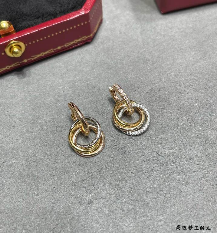 V gold material Cartier small three ring with diamond earrings, another classic, ring set Perfect interpretation of symmetrical aesthetics Elegant and generous. Wear comfort is high It is not easy to hook to the items! R