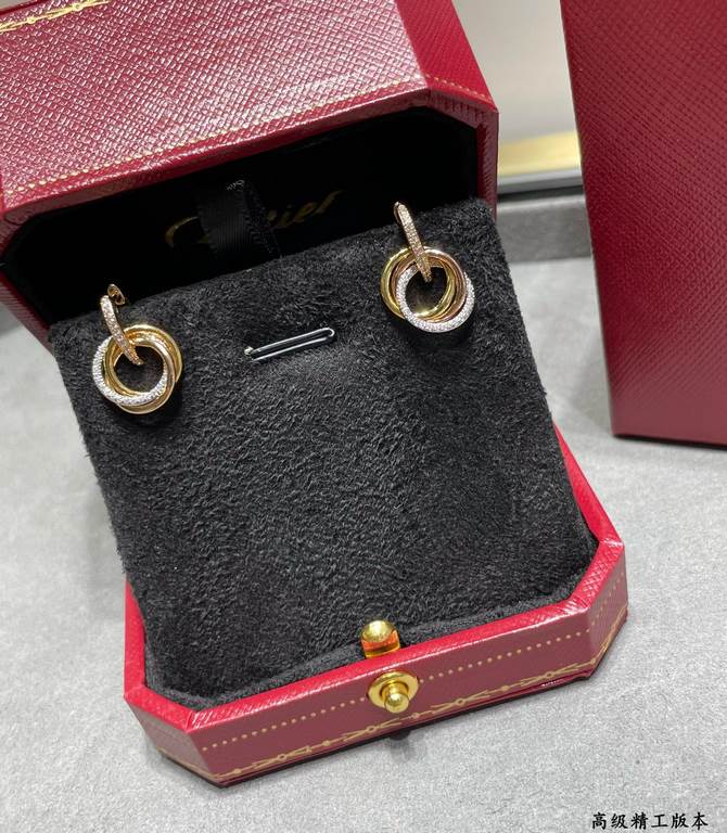 V gold material Cartier small three ring with diamond earrings, another classic, ring set Perfect interpretation of symmetrical aesthetics Elegant and generous. Wear comfort is high It is not easy to hook to the items! R