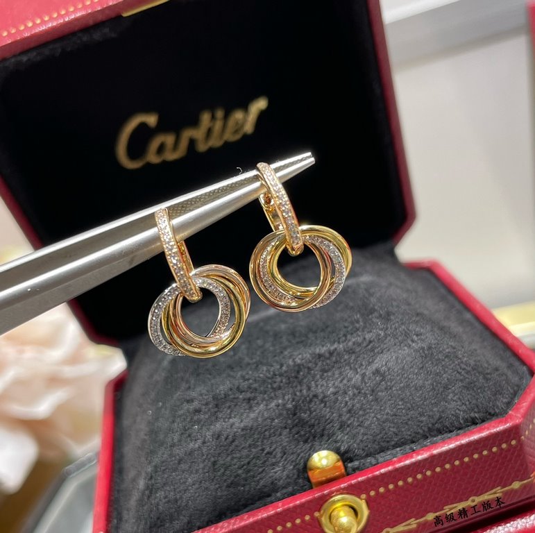 V gold material Cartier small three ring with diamond earrings, another classic, ring set Perfect interpretation of symmetrical aesthetics Elegant and generous. Wear comfort is high It is not easy to hook to the items! R