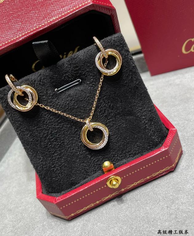 V gold material Cartier small three ring with diamond earrings, another classic, ring set Perfect interpretation of symmetrical aesthetics Elegant and generous. Wear comfort is high It is not easy to hook to the items! R