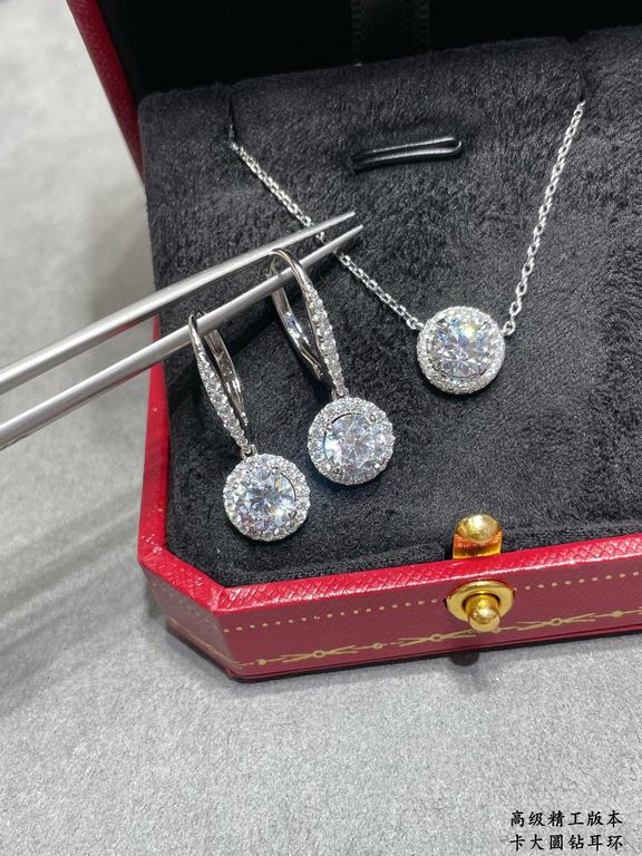 Cartier large round diamond earrings, exquisite   From cutting the main stone to plating to the finished product Very time-consuming. Imported high-carbon diamonds to do the main stone small diamond ring embracing inlays