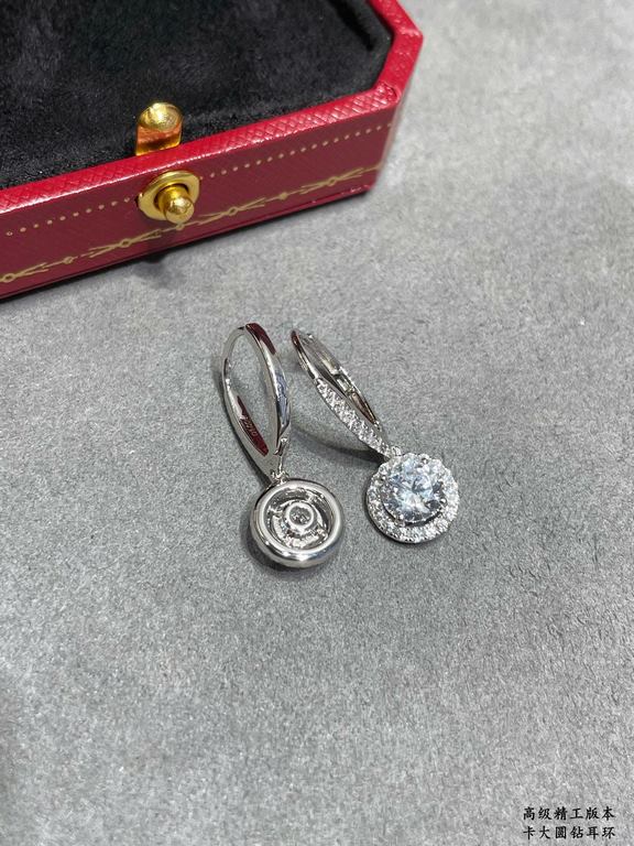 Cartier large round diamond earrings, exquisite   From cutting the main stone to plating to the finished product Very time-consuming. Imported high-carbon diamonds to do the main stone small diamond ring embracing inlays