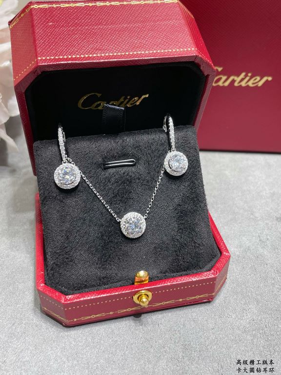 Cartier large round diamond earrings, exquisite   From cutting the main stone to plating to the finished product Very time-consuming. Imported high-carbon diamonds to do the main stone small diamond ring embracing inlays