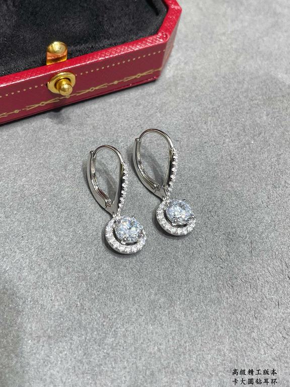 Cartier large round diamond earrings, exquisite   From cutting the main stone to plating to the finished product Very time-consuming. Imported high-carbon diamonds to do the main stone small diamond ring embracing inlays