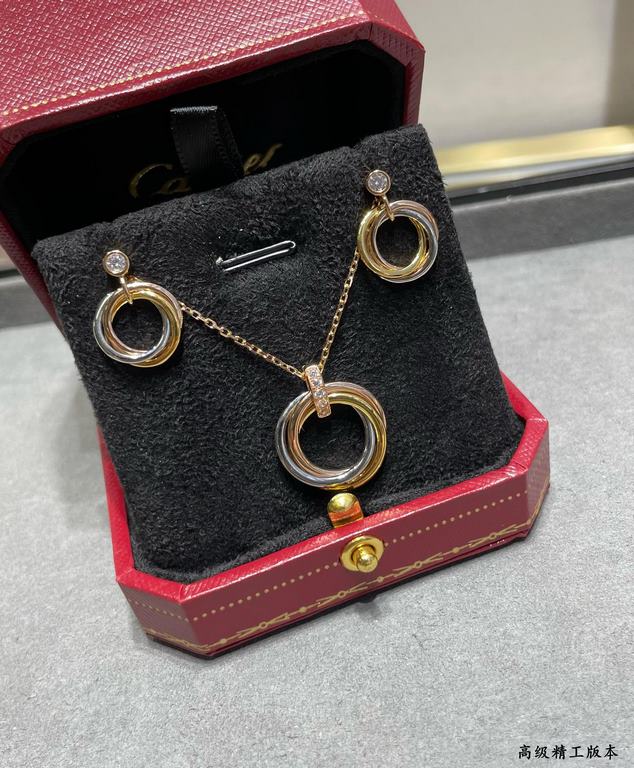 V gold material Cartier three rings necklace, another classic, ring set Perfect interpretation of symmetrical aesthetics Elegant and generous. Wear comfort is high It is not easy to hook to the items! Genuine gold textur