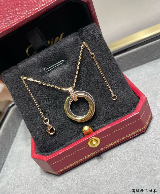 V gold material Cartier three rings necklace, another classic, ring set Perfect interpretation of symmetrical aesthetics Elegant and generous. Wear comfort is high It is not easy to hook to the items! Genuine gold textur