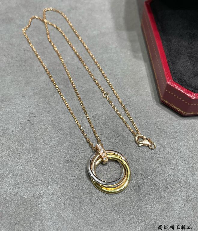 V gold material Cartier three rings necklace, another classic, ring set Perfect interpretation of symmetrical aesthetics Elegant and generous. Wear comfort is high It is not easy to hook to the items! Genuine gold textur