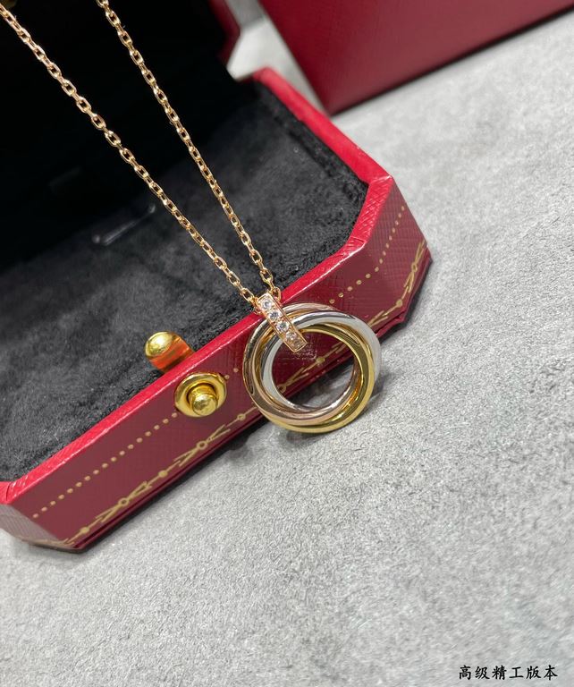 V gold material Cartier three rings necklace, another classic, ring set Perfect interpretation of symmetrical aesthetics Elegant and generous. Wear comfort is high It is not easy to hook to the items! Genuine gold textur