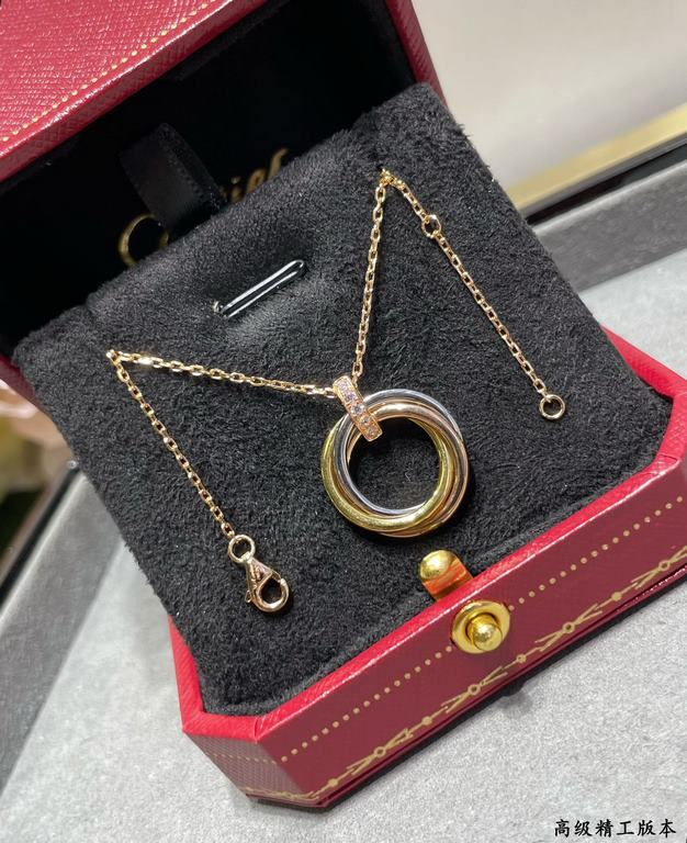 V gold material Cartier three rings necklace, another classic, ring set Perfect interpretation of symmetrical aesthetics Elegant and generous. Wear comfort is high It is not easy to hook to the items! Genuine gold textur