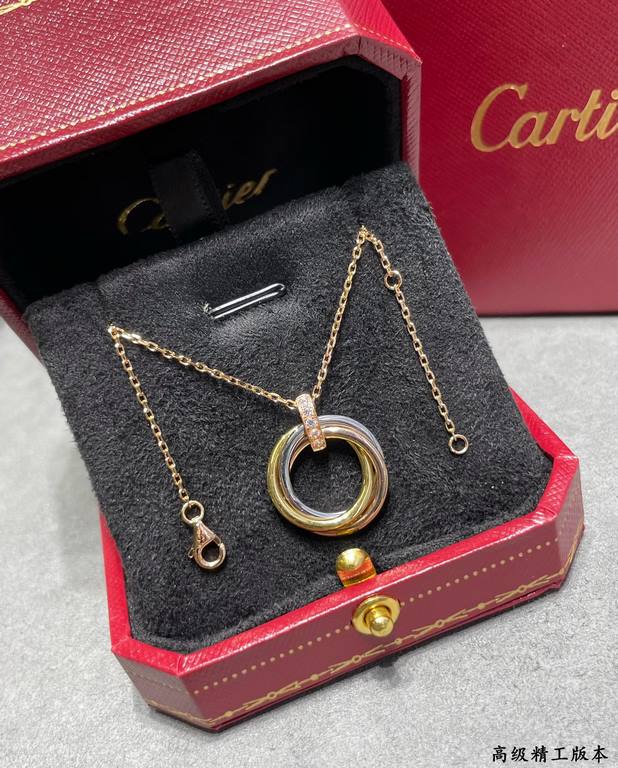 V gold material Cartier three rings necklace, another classic, ring set Perfect interpretation of symmetrical aesthetics Elegant and generous. Wear comfort is high It is not easy to hook to the items! Genuine gold textur