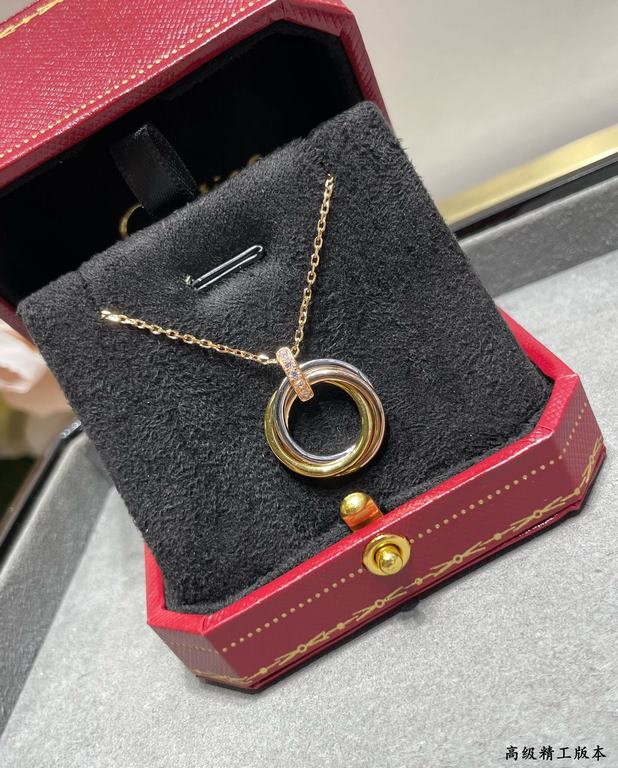 V gold material Cartier three rings necklace, another classic, ring set Perfect interpretation of symmetrical aesthetics Elegant and generous. Wear comfort is high It is not easy to hook to the items! Genuine gold textur