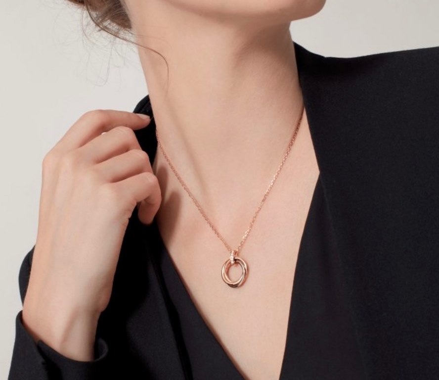 V gold material Cartier three rings necklace, another classic, ring set Perfect interpretation of symmetrical aesthetics Elegant and generous. Wear comfort is high It is not easy to hook to the items! Genuine gold textur