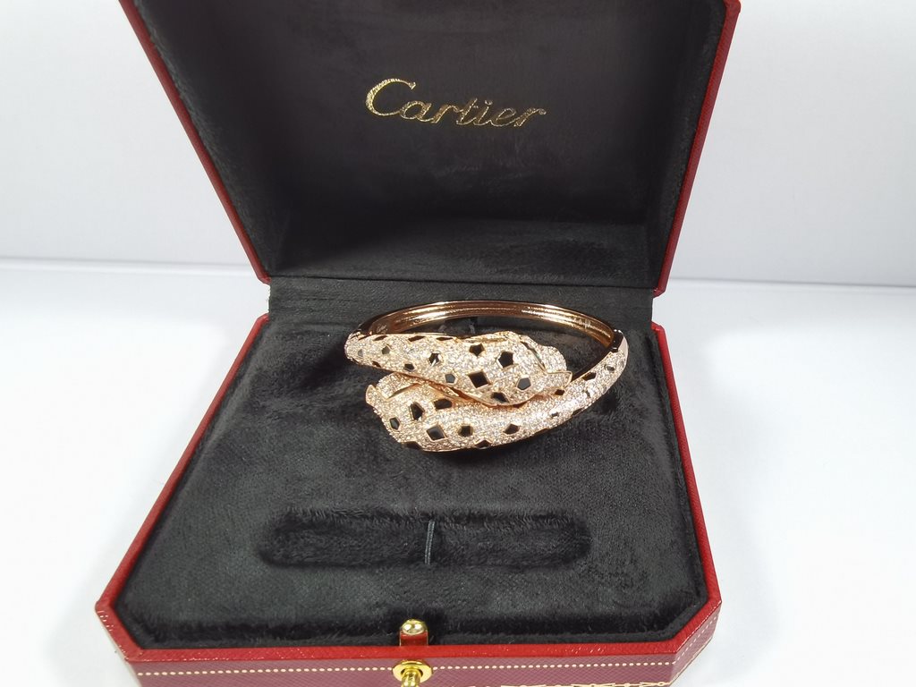 Cartier dominant double-headed panther bracelet with full diamonds.Panthère de Cartier panther bracelet in 18kt yellow gold! Round brilliant diamonds. Emeralds, onyx. The cheetah - as Cartier's iconic animal figure - fir