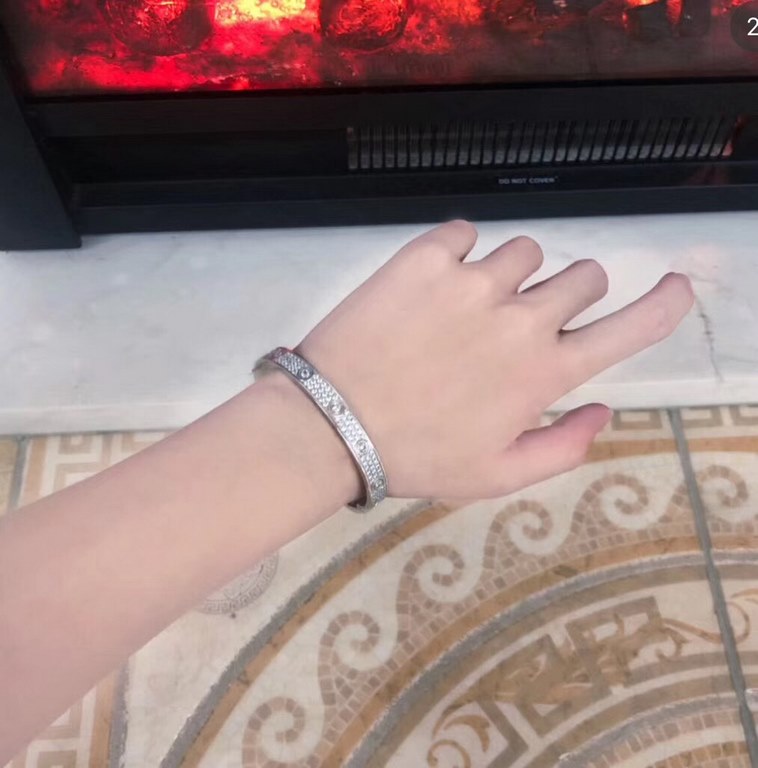 Cartier Cartier full star bracelet, the official website selected models Exclusive high-end quality real picture   on behalf of the purchase level   exquisite and delicate workmanship   heavy version   super fairy aesthe