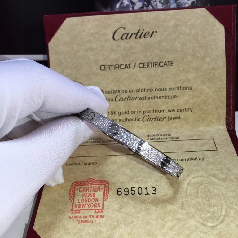 I've met countless people, but I've only fallen for one. I've got a little bit of a crush on her. One in a million. Don't say it now, don't wait. Don't hesitate, go confess. Cartier Cartier Bracelet Screws #Three rows of