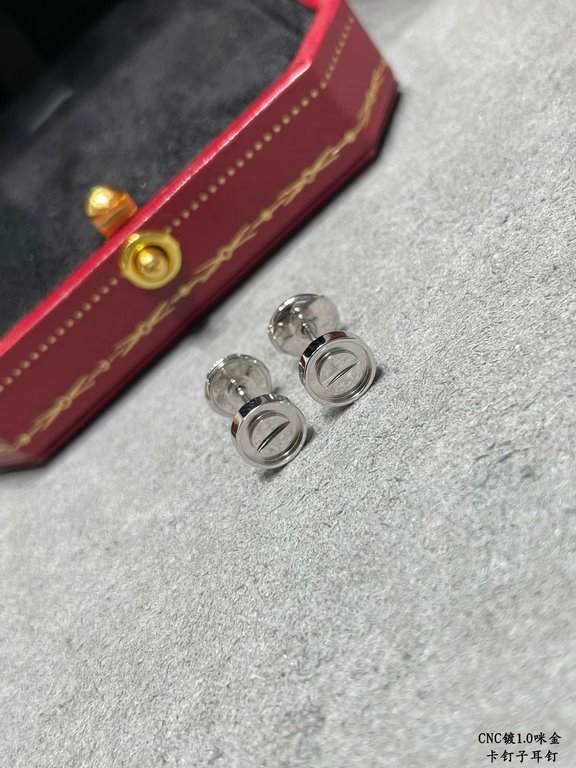 V gold material Cartier nail earrings to meet your nail dream counter Cartier China line exclusive debut of the main push pop models good delicate said sister's welfare ah ~