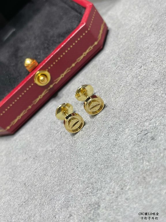 V gold material Cartier nail earrings to meet your nail dream counter Cartier China line exclusive debut of the main push pop models good delicate said sister's welfare ah ~