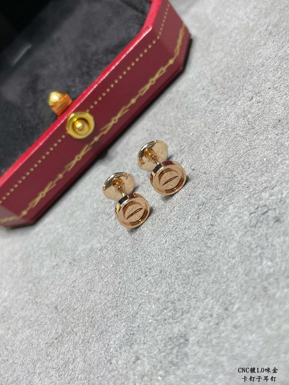 V gold material Cartier nail earrings to meet your nail dream counter Cartier China line exclusive debut of the main push pop models good delicate said sister's welfare ah ~