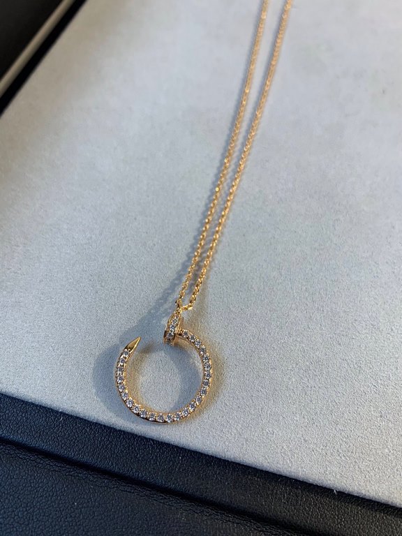 Cartier diamond studded necklaceMeaning nail the beloved full of love unique and beautiful deservedly classic, fine craftsmanship full of diamonds super sparkling any light minutes focus necklace can be worn on both side