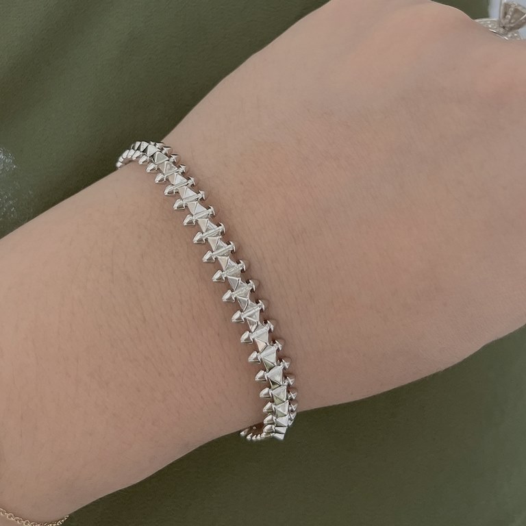 Cartier New version of the willow nail bracelet, the most popular one very personalized one. Eternal classic in recent years is very hot High-end V gold plating thick gold micro-setting material The same craftsmanship, n