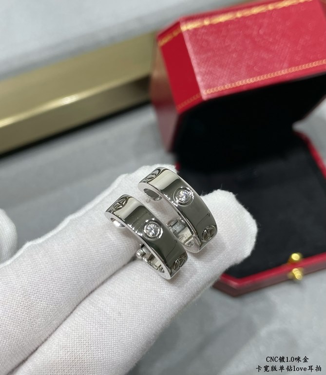 V gold Cartier Cartier CNC wide version of the single diamond LOVE ear shoot, the classic 【Grade】   Classic Cartier love series The most classic models need not be introduced Germany imported high-end Three colors can be