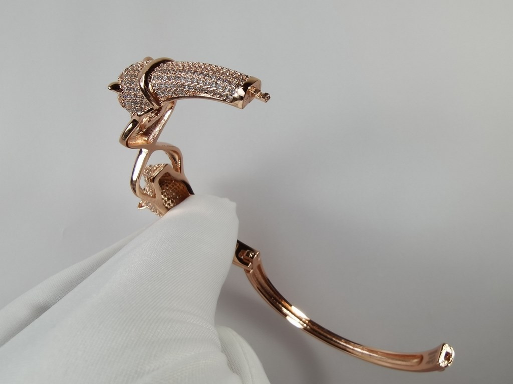 Dominant double leopard head bracelet with full diamonds.Panthère de Cartier leopard bracelet     in 18kt yellow gold! Round brilliant diamonds. Emerald, onyx. The cheetah - as Cartier's iconic animal figure - first appe