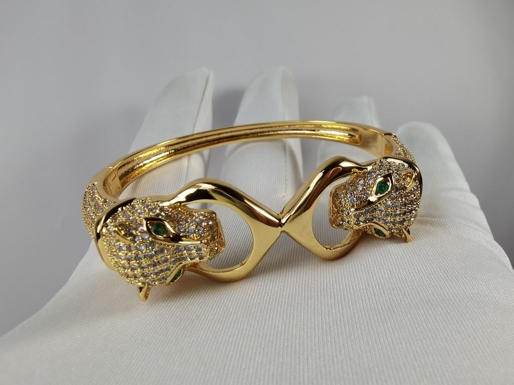 Dominant double leopard head bracelet with full diamonds.Panthère de Cartier leopard bracelet     in 18kt yellow gold! Round brilliant diamonds. Emerald, onyx. The cheetah - as Cartier's iconic animal figure - first appe