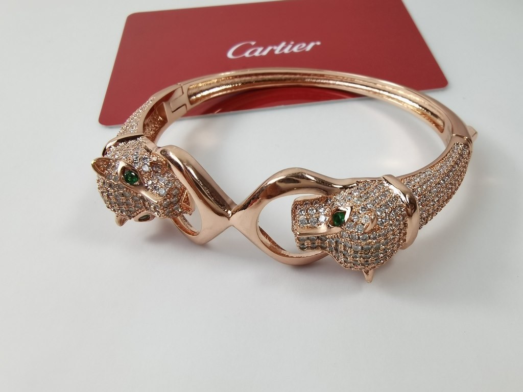 Dominant double leopard head bracelet with full diamonds.Panthère de Cartier leopard bracelet     in 18kt yellow gold! Round brilliant diamonds. Emerald, onyx. The cheetah - as Cartier's iconic animal figure - first appe