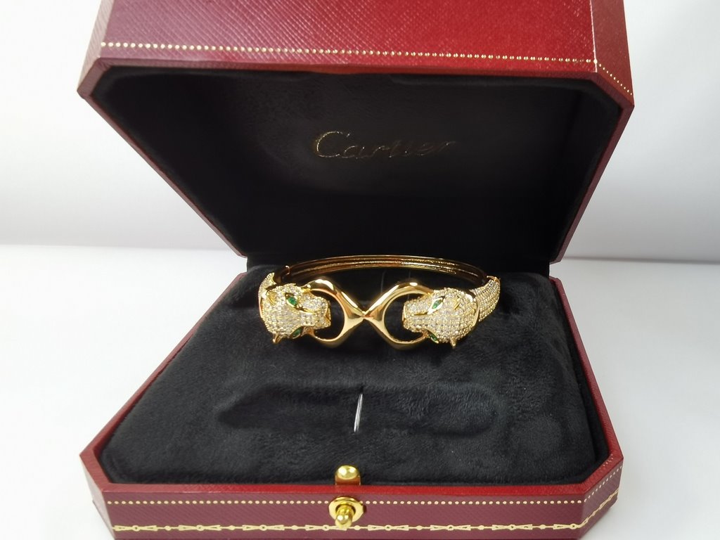 Dominant double leopard head bracelet with full diamonds.Panthère de Cartier leopard bracelet     in 18kt yellow gold! Round brilliant diamonds. Emerald, onyx. The cheetah - as Cartier's iconic animal figure - first appe