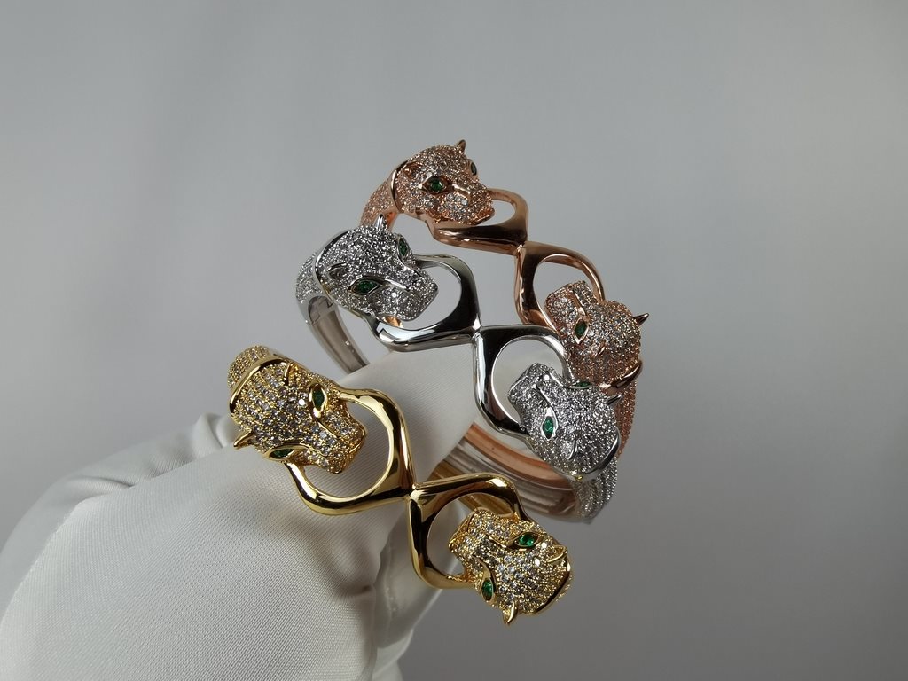 Dominant double leopard head bracelet with full diamonds.Panthère de Cartier leopard bracelet     in 18kt yellow gold! Round brilliant diamonds. Emerald, onyx. The cheetah - as Cartier's iconic animal figure - first appe