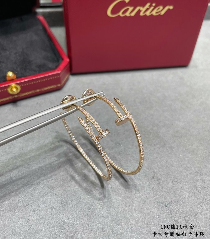 V gold Cartier CNC large full of diamonds stud earrings, according to the 18K real gold goods to create micro-setting technology typing. Foreign orders to see the details of the workmanship is very well received Exclusiv