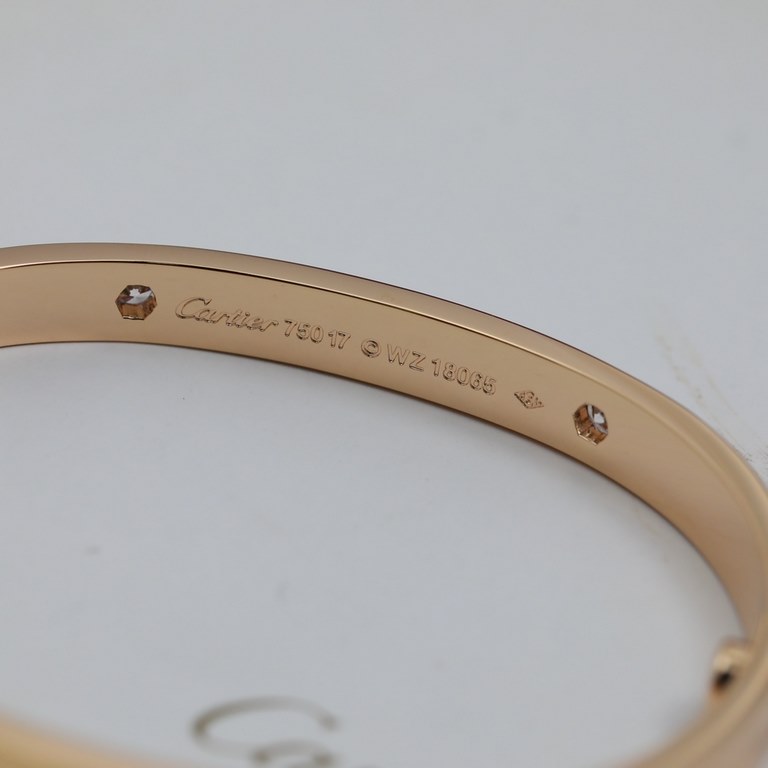 CNC version of the wide version of the four diamonds Cartier classic 4 diamonds love bracelet, many years of word of mouth models. Electroplated 18K gold thick gold does not fade Original CNC machine cutting process! Spe